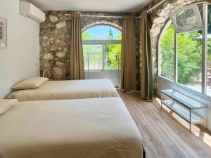 Newly renovated guest apartment at villa with great location!