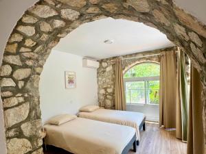 Newly renovated guest apartment at villa with great location!