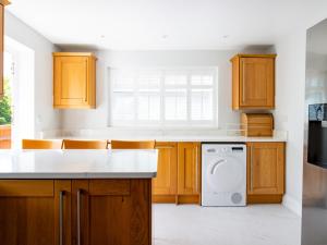 The Bar Bubbles Retreat - Hot Tub Games Room Pass the Keys