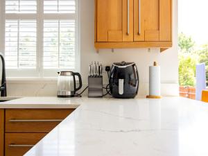 The Bar Bubbles Retreat - Hot Tub Games Room Pass the Keys