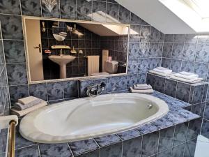 Appartement Vue Mer à Bastia, terrasse et piscine privée.