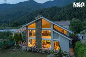 StayVista at The Nestled North with Bonfire, lawn