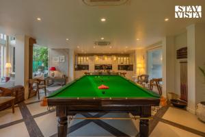 StayVista at The Nestled North with Bonfire, lawn