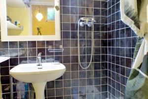 Maisons de vacances Spacious house with garden in Ollioules : photos des chambres