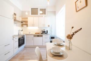 White Flat by GrazRentals with cool location & free parking