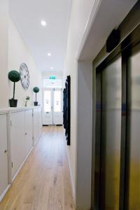 Earls Court Hub - Central 2BR Gem near Transport & Attractions