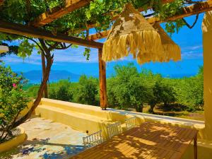 BROWN ON GREEN a stone house with amazing view