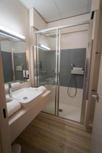 Hotels Logis Hotel L'Embarcadere : Chambre Triple