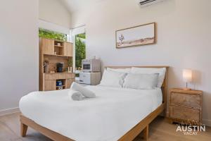 1BA East ATX StudioTX w Kitchenette Deck near UT and Lady Bird by Austin Vacay