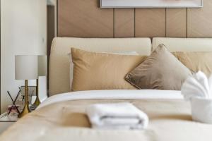 Exec 1Bed with Balcony&Pool, 10mins to Downtown