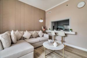Exec 1Bed with Balcony&Pool, 10mins to Downtown