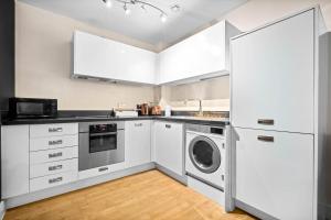 Stylish City Centre Apartment - Balcony - Fast Wi-Fi 116U