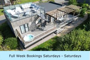 The Black Barnacle Luxury Holiday Home with Roof Top Terrace & Hot Tub