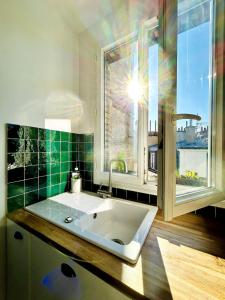 Appartements Paris rooftop retreat with sunny balcony : photos des chambres