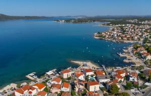 1 Bedroom Lovely Apartment In Brodarica