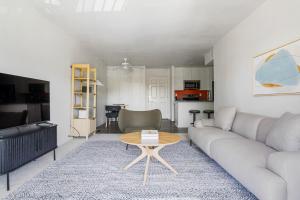 Blueground Hollywood Hills jacuzzi nr Runyon Canyon LAX-1380