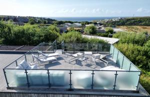 The Black Barnacle Luxury Holiday Home with Roof Top Terrace & Hot Tub