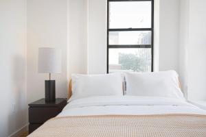 Blueground Chelsea washerdryer nr High Line NYC-1809