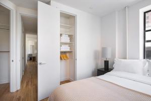 Blueground Chelsea washerdryer nr High Line NYC-1809