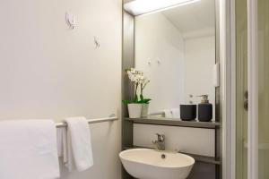 Student Only Gold Ensuite Mid Level at Islington Residence