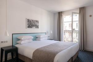 Room with Eiffel Tower View room in Hotel Palm - Astotel