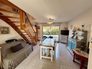 Maisons de vacances Maison 60m² avec terrasse, piscine, parking prive, a 10 min de la plage - Animaux acceptes - FR-1-494-14 : photos des chambres