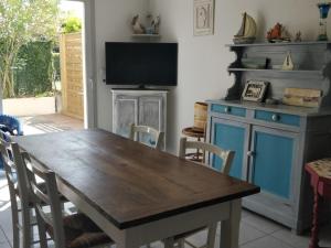 Maisons de vacances Maison 60m² avec terrasse, piscine, parking prive, a 10 min de la plage - Animaux acceptes - FR-1-494-14 : photos des chambres