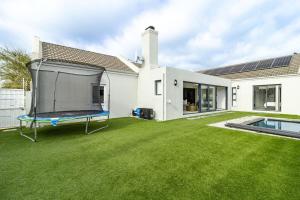 3 Bedroom Spacious Sunningdale Retreat with Poolside Charm