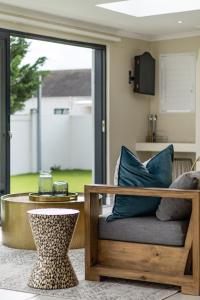 3 Bedroom Spacious Sunningdale Retreat with Poolside Charm