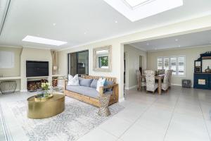 3 Bedroom Spacious Sunningdale Retreat with Poolside Charm