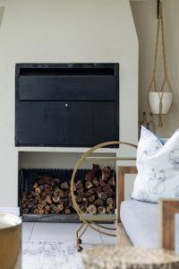 3 Bedroom Spacious Sunningdale Retreat with Poolside Charm