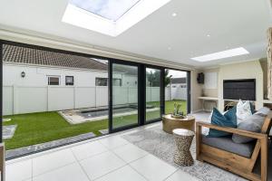 3 Bedroom Spacious Sunningdale Retreat with Poolside Charm