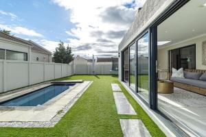 3 Bedroom Spacious Sunningdale Retreat with Poolside Charm