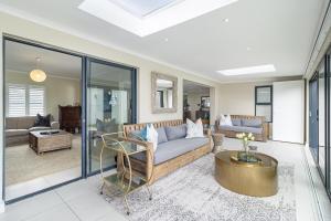 3 Bedroom Spacious Sunningdale Retreat with Poolside Charm