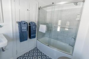 Deluxe Queen Room room in Blue Bear inn