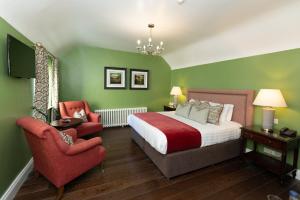 Deluxe Queen Suite room in Millbrook Lodge Hotel