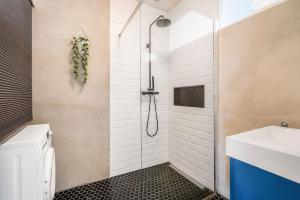 Light and quiet haven next to park