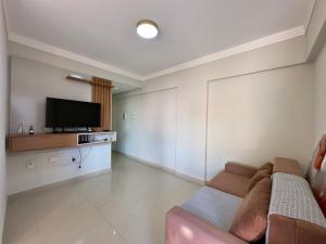 Apartamento no centro, 2 quadras do mar com ar condicionado, vaga de garagem e elevador