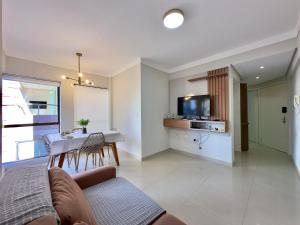 Apartamento no centro, 2 quadras do mar com ar condicionado, vaga de garagem e elevador