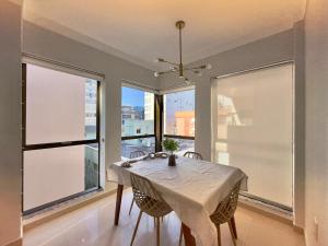 Apartamento no centro, 2 quadras do mar com ar condicionado, vaga de garagem e elevador