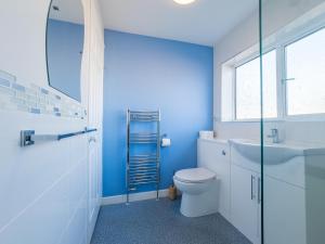 House - sleeps 7 private garden & parking