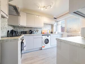 House - sleeps 7 private garden & parking