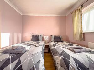 House - sleeps 7 private garden & parking