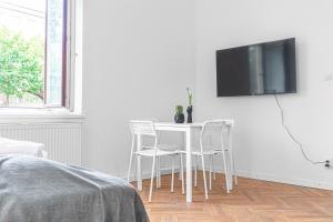 Joyful 4BR Apt @ superb location near AKH Hospital