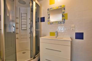 Maisons de vacances Grange authentique avec vue, piscine chauffee et Wifi : photos des chambres