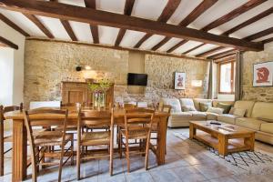 Maisons de vacances Grange authentique avec vue, piscine chauffee et Wifi : photos des chambres