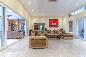 Tropical Luxury 4BR Pool Villa w Game Area - 4hvězdičkové hotely ve městě Nong Prue