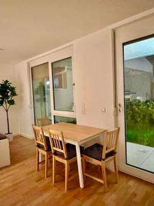 Modern Apartment Garden with 5 Single Beds