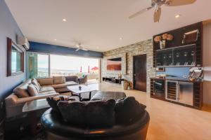 Luxe Mtn Top Retreat with Pool Access and Sea View!