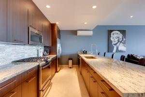 Luxe Mtn Top Retreat with Pool Access and Sea View!